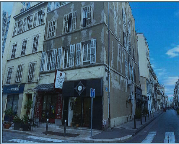 Vente d'une maison d'habitation en copropriété avec magasins